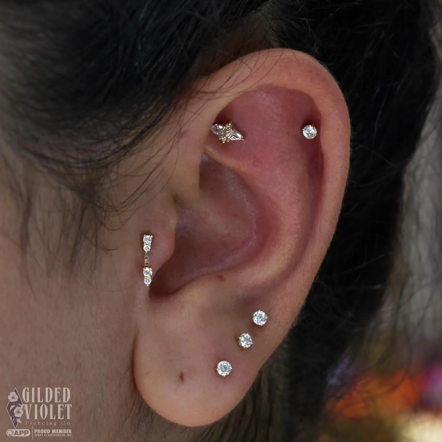 Mae's ears got a makeover for the Lorde show tonight- fresh faux rook pierced by me, and upgrades for everything else. Talk about a ✨glow up✨ swipe 👉 for a closeup of the star of the show, the Satori cluster by @kiwidiamondjewelry 
Stay tuned to see