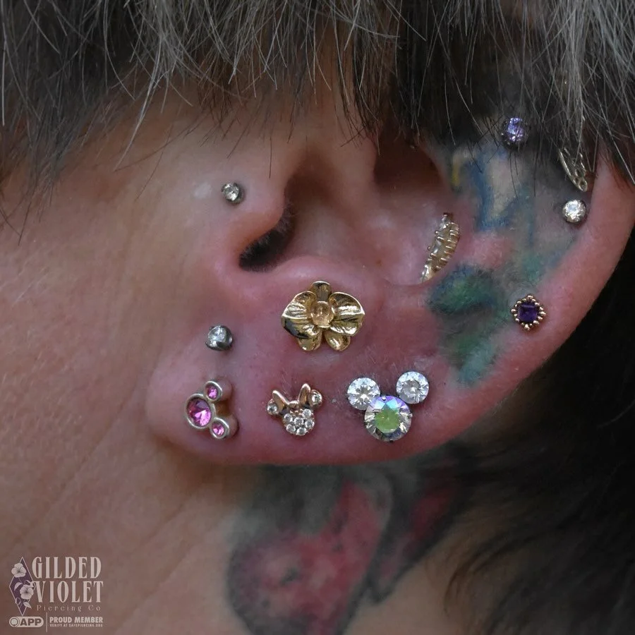 This little golden orchid found the sweetest spot to bloom ✨ Check out this fresh anti-tragus with an orchid from @tawapa that fits just perfectly
.
.
.
#gildedvioletpiercing #jeannettepa #piercings #piercingsjeannette #antitragus #helixpiercing #taw
