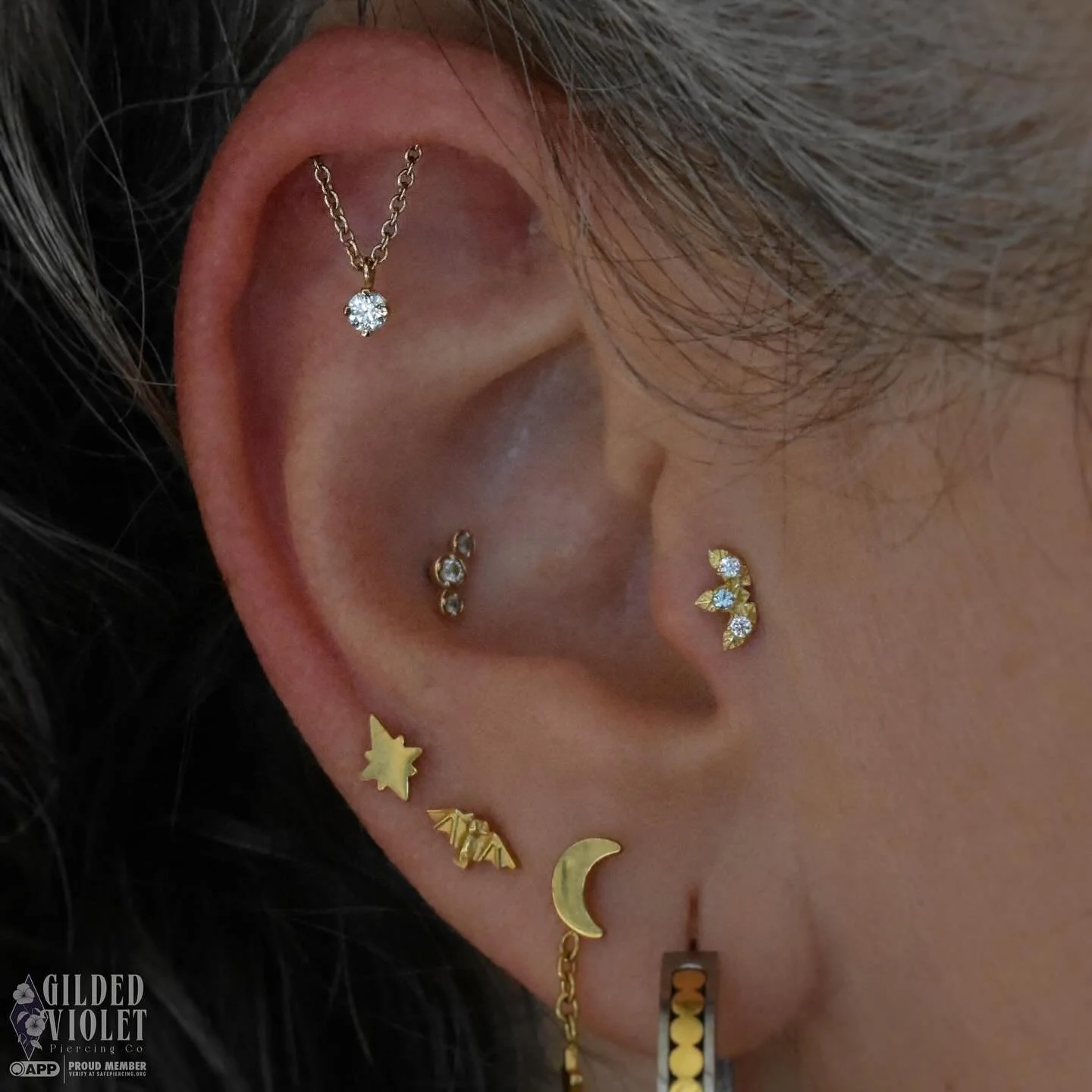 The fresh hidden helix is the star of the show, accented perfectly by a new tragus piercing- gold, clear cz, and a pop of aquamarine 🩵 Sometimes the small details are what tie the whole look together
.
.
.
#gildedvioletpiercing #piercingjeannette #j