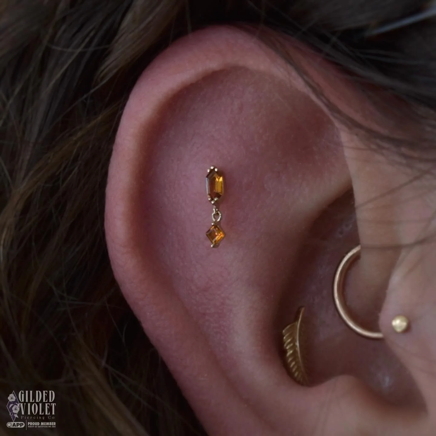 Golden Hour glow, wherever you go 🌞 major upgrade for this healed flat to a gorgeous citrine and yellow gold piece from @emberbodyjewelry for some warmth and colour ✨
.
.
.
#piercings #jeannettepa #goldbodyjewelry #appmember #earcuration