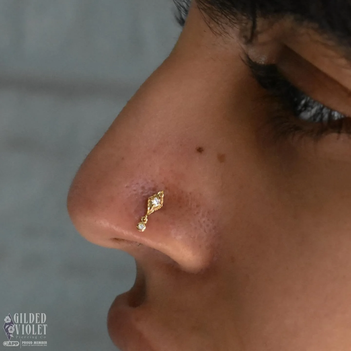 Dyna Drop + genuine white diamonds for this fresh nostril from a few months ago ✨
Swipe to see a close up of the texture on this piece
.
.
.
#gildedvioletpiercing #nostrilpiercing #tetherjewelry #appmember #jeannettepa