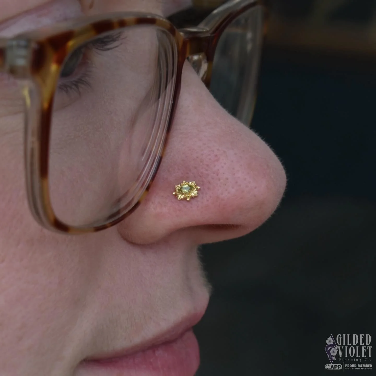 It's not the most popular stone, but I looooove peridot- it's such a lovely colour, can be found in meteorites, and reminds me of kiwi 🥝 
Take a look at this stunning Marquise Soledad in a fresh nostril, featuring genuine peridot in 18k ✨
.
.
.
#gil