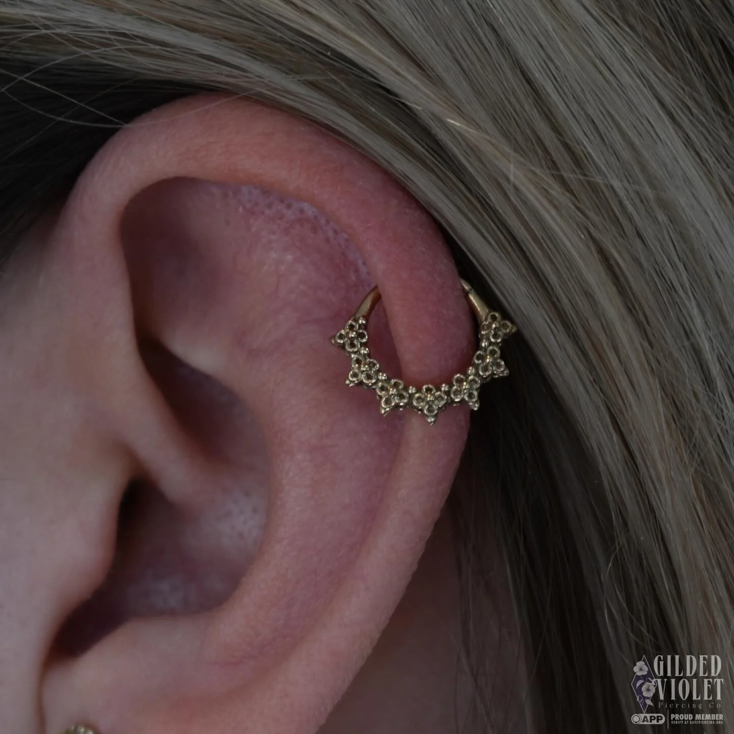 Florals? For spring? Groundbreaking. 🌼 I didn't do this piercing, but I got to upgrade my bestie's helix to this stunning seam ring from @tawapa
.
.
.
#gildedvioletpiercing #appmember #goldbodyjewelry #jeannettepa #piercings