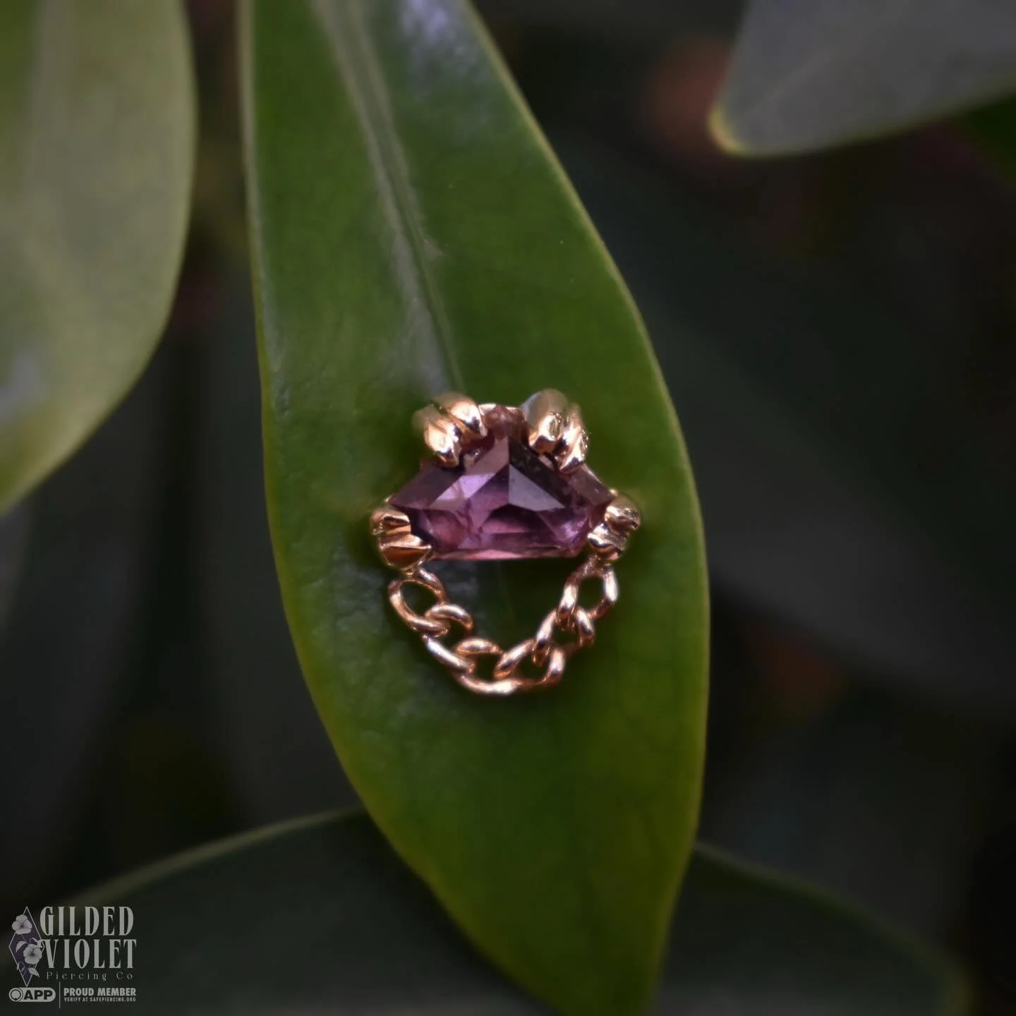 Umba sapphire, sunstone, sapphire, labradorite- which one's your favorite? 👀
One thing about me is I love a big chunky gem. Add some chains? Even better! These pieces from @plumehandmadejewelry won't last in the case for long, get your fav while you