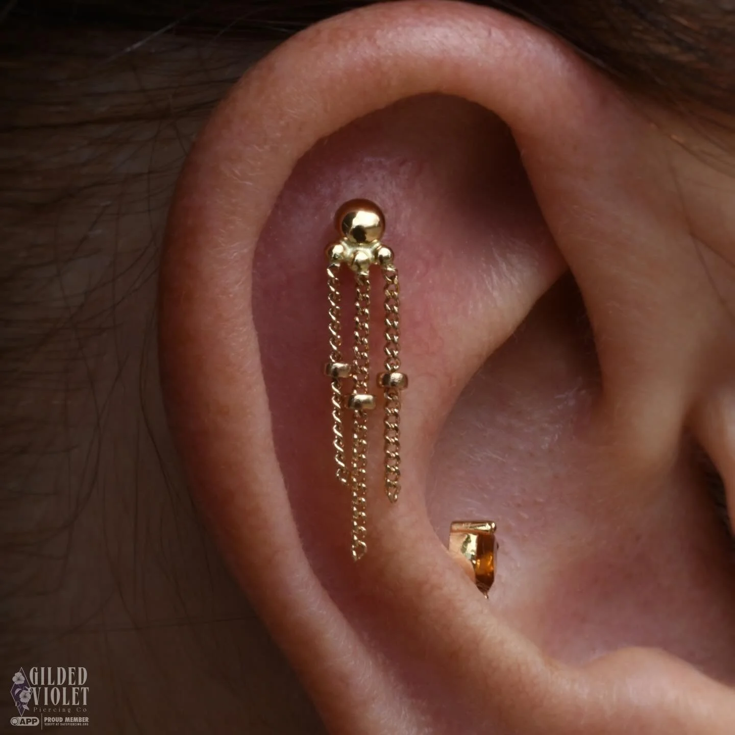 Holly's healed helix piercing (say that 3 times fast 😅) was ready for the ultimate upgrade- we installed this beautiful beaded &amp; chained, one of a kind piece from @plumehandmadejewelry and needless to say, I'm obsessed✨
.
.
.
#gildedvioletpierci