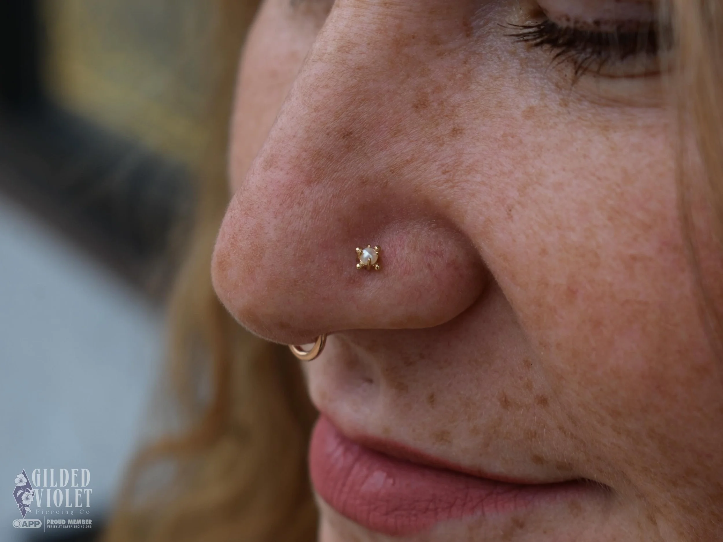 Pearls are a classic for a reason. I mean look at these healed nostrils (not by me) wearing the most beautiful beaded pearl ends- she's ✨glowing✨
.
.
.
#gildedvioletpiercing #jeannettepa #nostrilpiercing #pearls #safepiercing