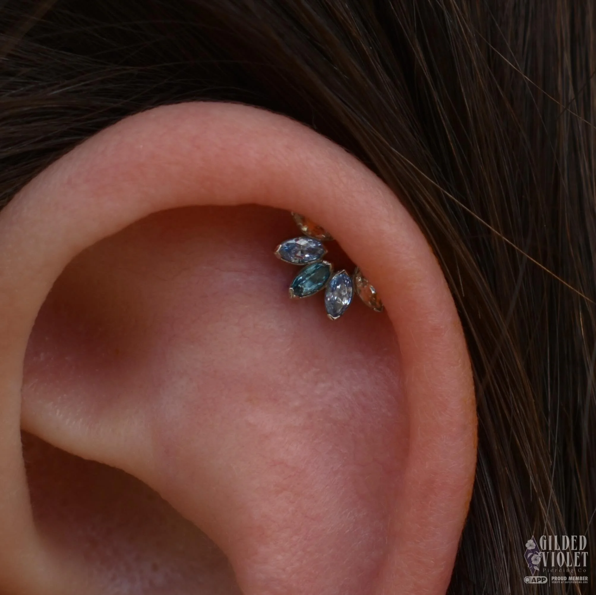 Fresh helix wearing a white gold marquise cluster, styled to create a cute lil peekaboo moment 💎 
.
.
.
#gildedvioletpiercing #helixpiercing #appmember #earstyling  #jeannettepa