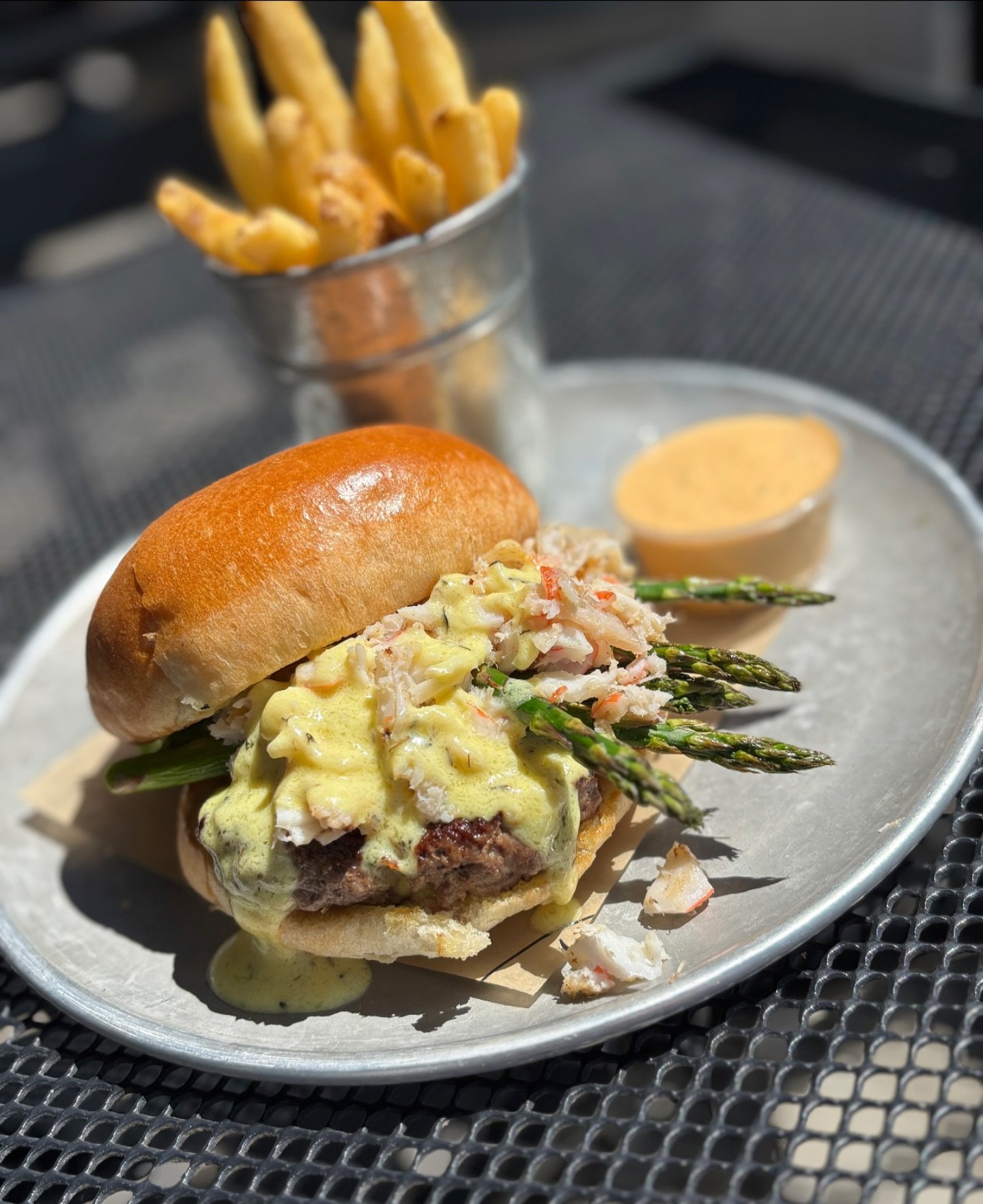 🦀 Rich, buttery, and unapologetically indulgent—our May Burger of the Month is not messing around. The Oscar Burger stacks a juicy smash patty with tender asparagus, sweet snow crab, and a generous drizzle of housemade béarnaise sauce.