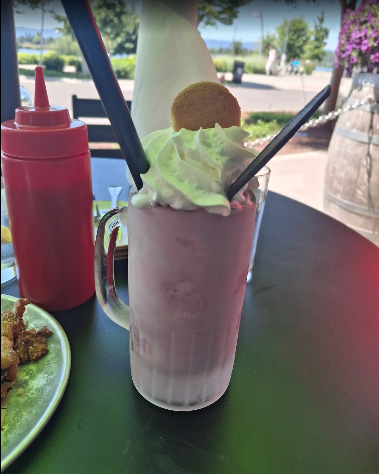 ☀️ Summer filter: activated.
‘Tis the season for that signature green glow—courtesy of our patio umbrellas. 💚
#burgers #milkshakes #portlandfood #utahfoodie #seattlefoodie