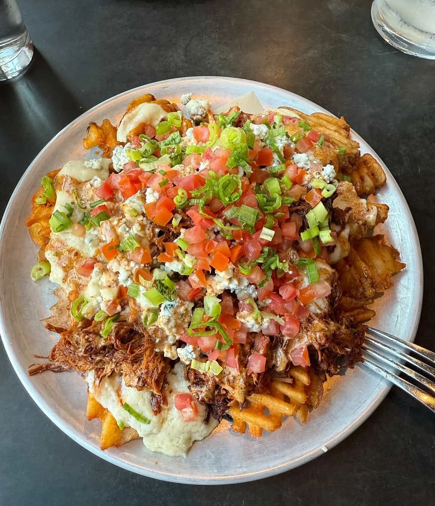 The calm before the Gorgonzola-loaded, bacon-packed, aioli-drizzled storm. 🍟🧀🥓🐷🌪️😮‍💨
📸: @chef_cuh_g
#seattlefoodie #wafflefries #slcfoodie #gorgonzola #pulledpork