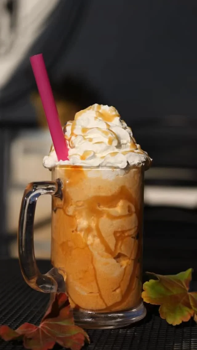 📸✨SPOTTED: October’s Biggest Celeb and our Shake of the Month… PUMPKIN SPICE! 🎃🎃🎃
Dripping in caramel, rocking whipped cream couture, and serving cozy-sweater energy.
Truly the It-Girl of October. 📸
#pumpkinspice #shakeofthemon
