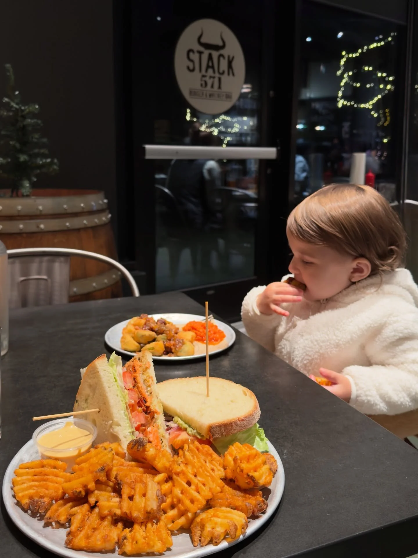 Nothing better than a dinner date with your best friend. 💚🍔

📸: @a___vasilyeva