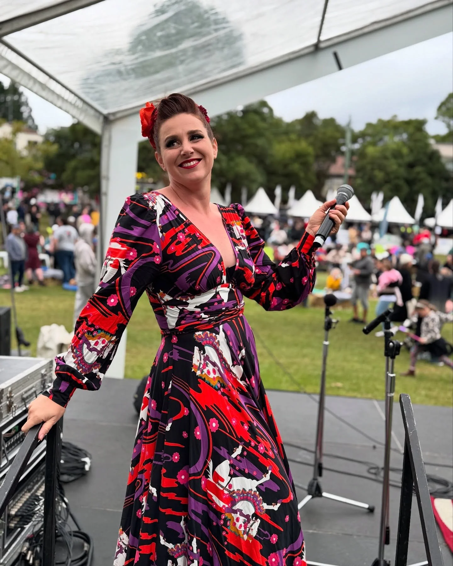 It was freezing but the crowds were brave, what a busy weekend! Having a great time MC-ing at Cork and Fork for @cityofryde , always a pleasure!

Thank you Miss @sydney_songbird  for the lovely photo x