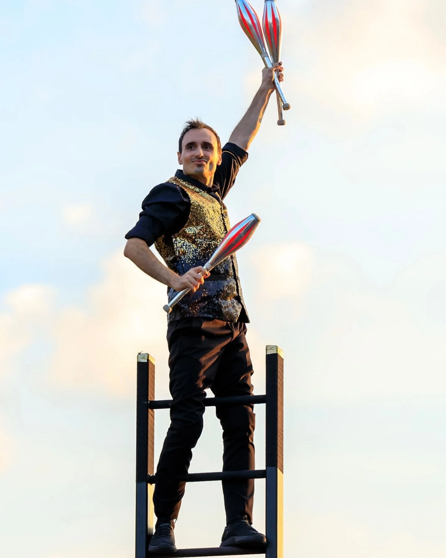 Believe it or not, he is 6m in the air. Come and see this daring stunts at the parade
@sobelbri performing with alex from @sydneytrapezeschool  at @sydneyroyal_eastershow 
Photo by @maria_michael