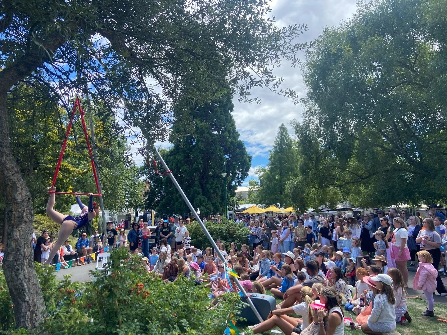 Thank you @laughterhouseentertainment for our adventures to @festivaletas, we felt like rockstars. Such rockstars that we hardly took a photo and had all the fun. A perfect end to the summer madness.

So long Tassy, on the plane back in time for Scho