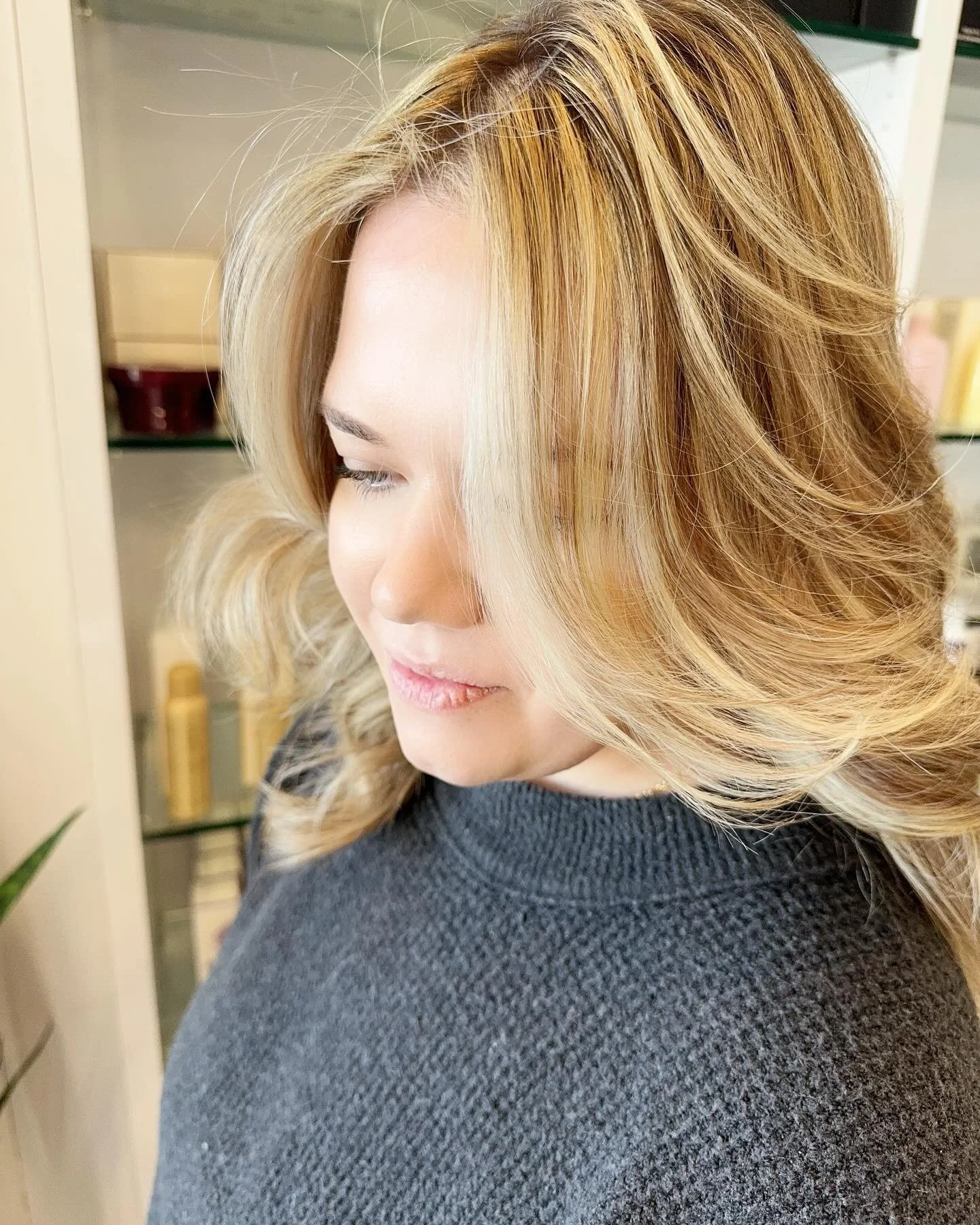 From full highlight to balayage moment with money piece 😘

@toniguyplano 
@toniguyusa 

#toniguy #toniguyusa #goldwellcolor #goldwellus #toniguyplano #balayage #baliage #moneypiece #transformation #longhairdontcare #curledhair