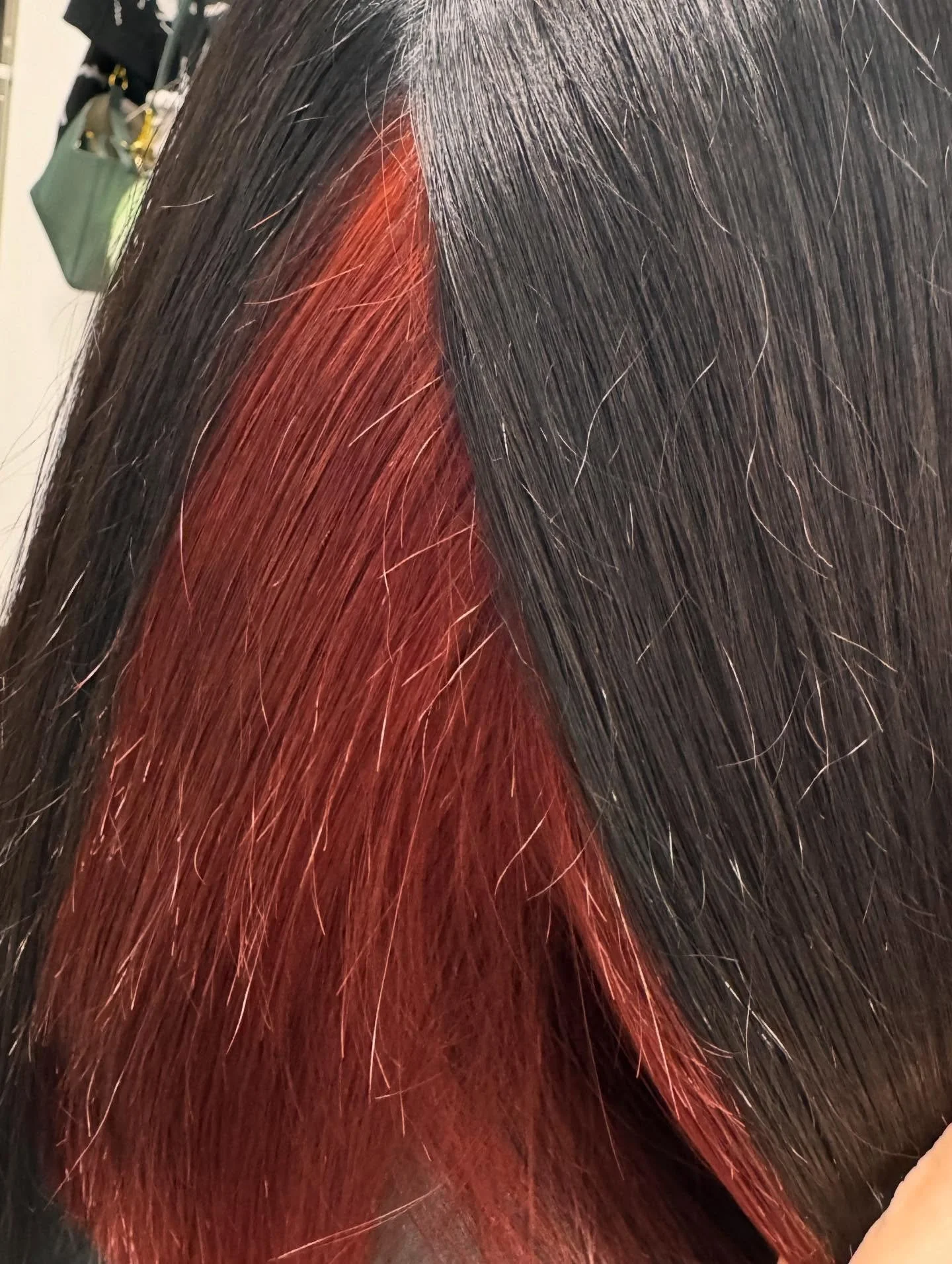 Another day, another peek-a-boo~~ ❤️❤️

Color- @keunehaircosmetics 

#entropysalon #spectrasalonsuites #peek_a_boo #splitdye #redhairdonthair #