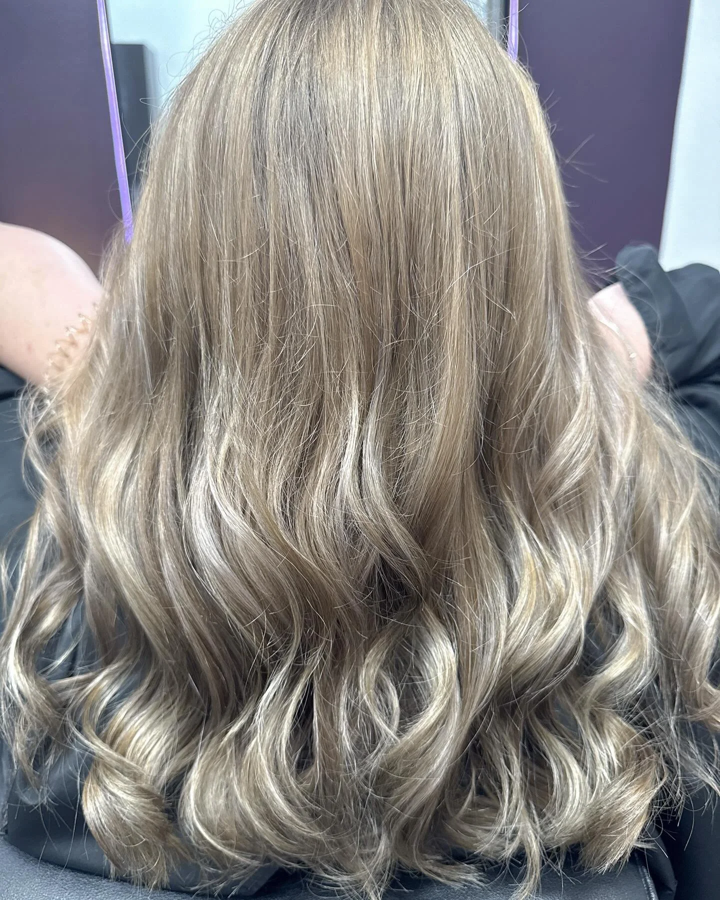 Complete transformation on my clients hair this week! Before photo at the end 🫣

Color used : @wellahair 

#transformation #newhairdontcare #beforeandafterphoto #baliage #balayage #lightrodarkhair #spectrasalonsuites #entropysalon #wellhair #wellaha