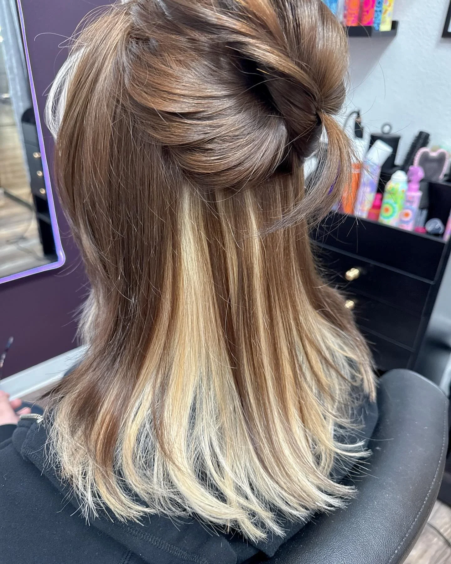 Another pre-a-boo hair color day 😘
Would believe she had a calico hair color before 😵

#spectrasalonsuites #entropysalon #splitdye #peekaboohair #blondhair #babymoneypiece #springbreakhair #wellahaircare #wellacolor