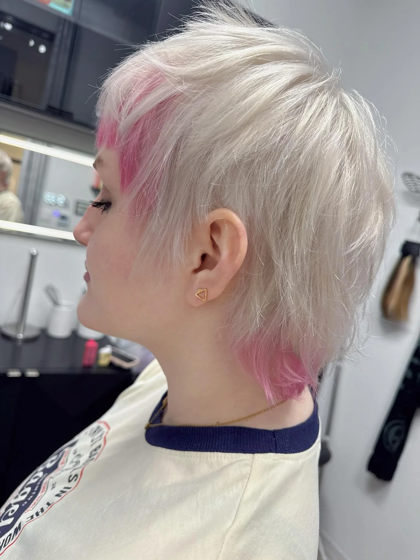 Icy white hair with hints of pink 🩷

@dangerjonescreative -pink dye

#entropysalon #spectrasalonsuites #icywhitehair #platinumhair #pinkhair #peekaboohair #dangerjonescreative #shorthairdontcare