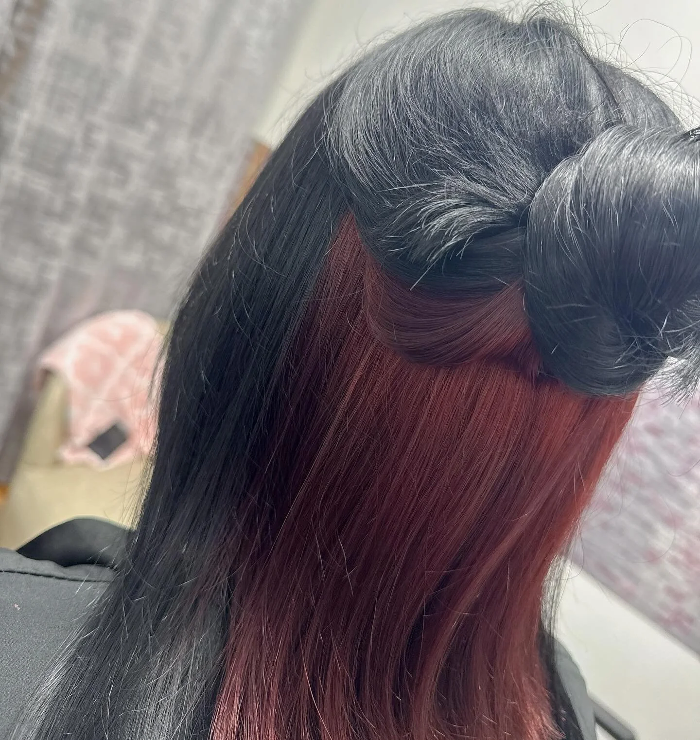 A little peek-a-boo moment again 😘

Color- @keunehaircosmetics 

#spectrasalonsuite #entropysalon #twotonehair #peekaboo #redhairdontcare #blackhair #birthdayready