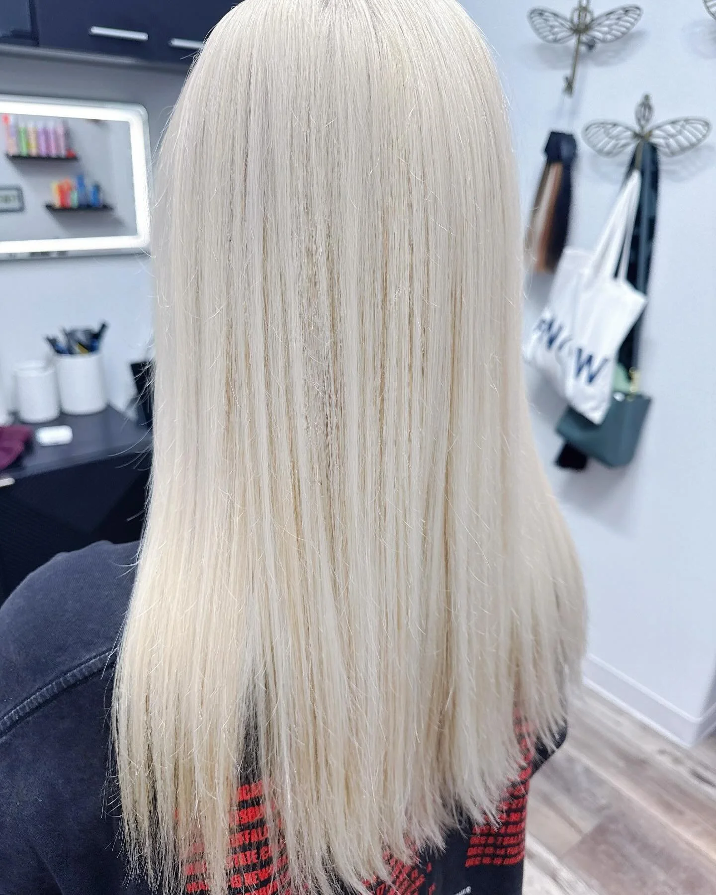 My client today wanted to go from her Highlight to an all over Blonde 😘
So happy with how great it looks with one go!!

Color line- @wellahair 

#entropysalon #spectrasalonsuites #higlighttoblonde #blondehairdontcare💁🏼&zwj;♀️ #brightblonde #wellab