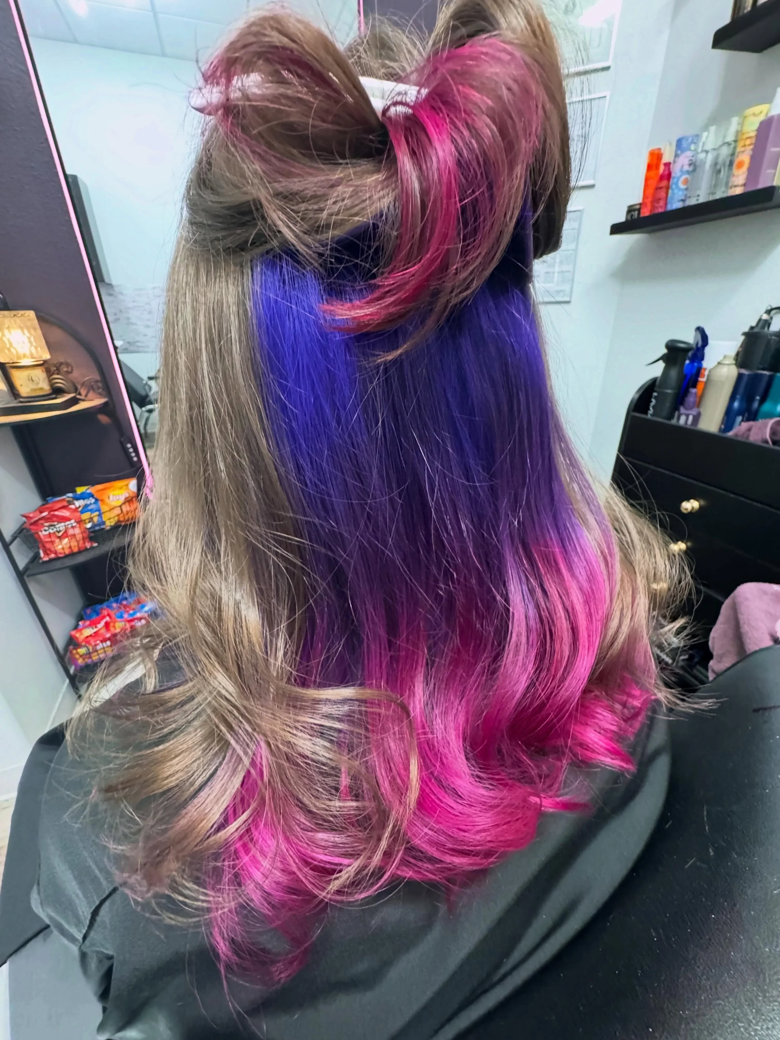 Summer time vibes 💜😎🩷

Touched up my clients peek-a-boo color and we added a money piece section for fun 😘

Color line @keunehaircosmetics @pravana 

#entropysalon #spectrasalon #peekaboohair #vividhaircolor #summerhair