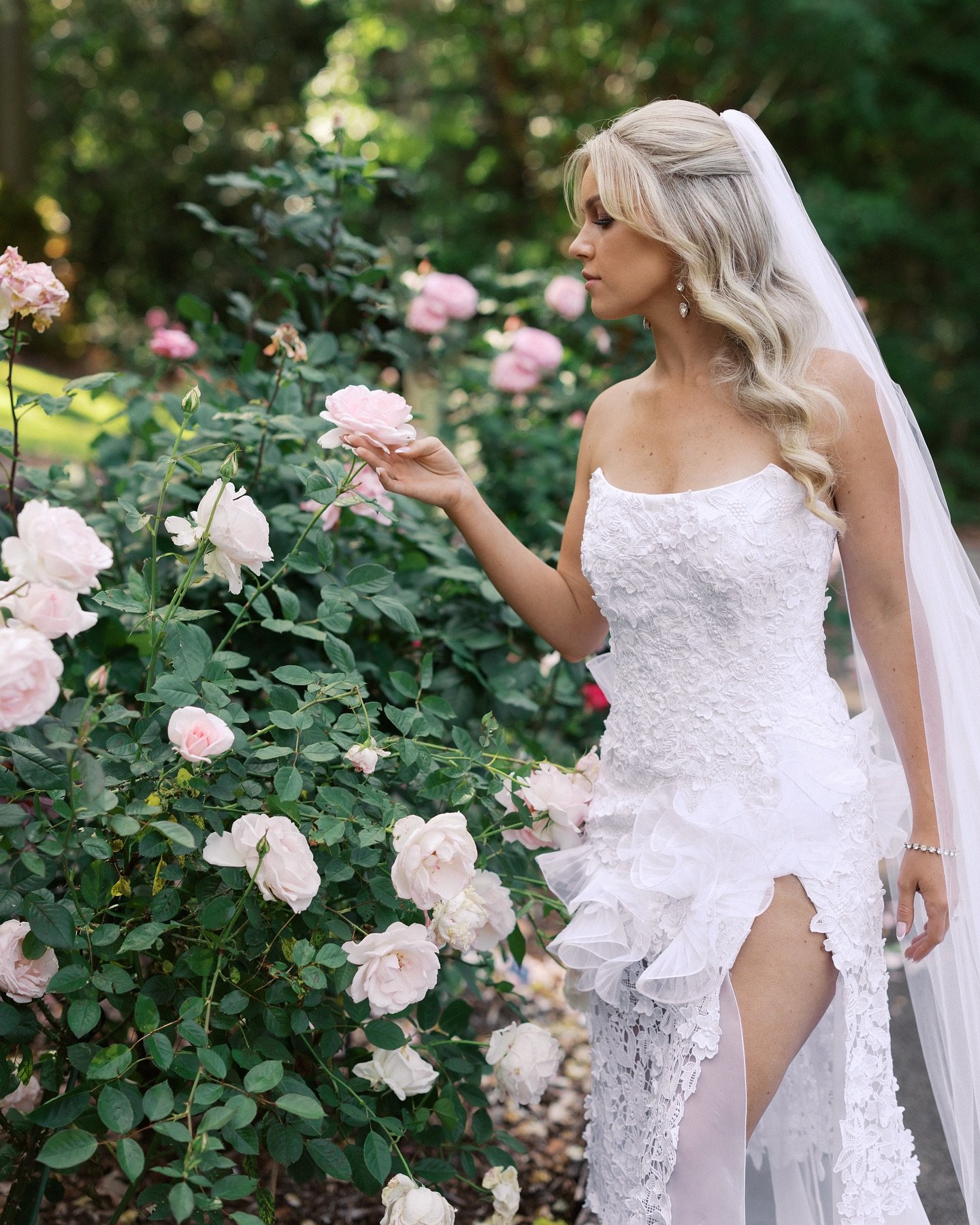 Smelling the roses with gorgeous @emilyxupson 💕

Gown @helenacouturedesigns mud @amandahiglhairandmakeup 
Florals @mossnstone 
.
.
.
.
.
.
.
.
#bridesgoldcoast #weddingsgoldcoast  #weddinggoldcoast #bridaldesign #goldcoastmakeup #goldcoastwedding #g