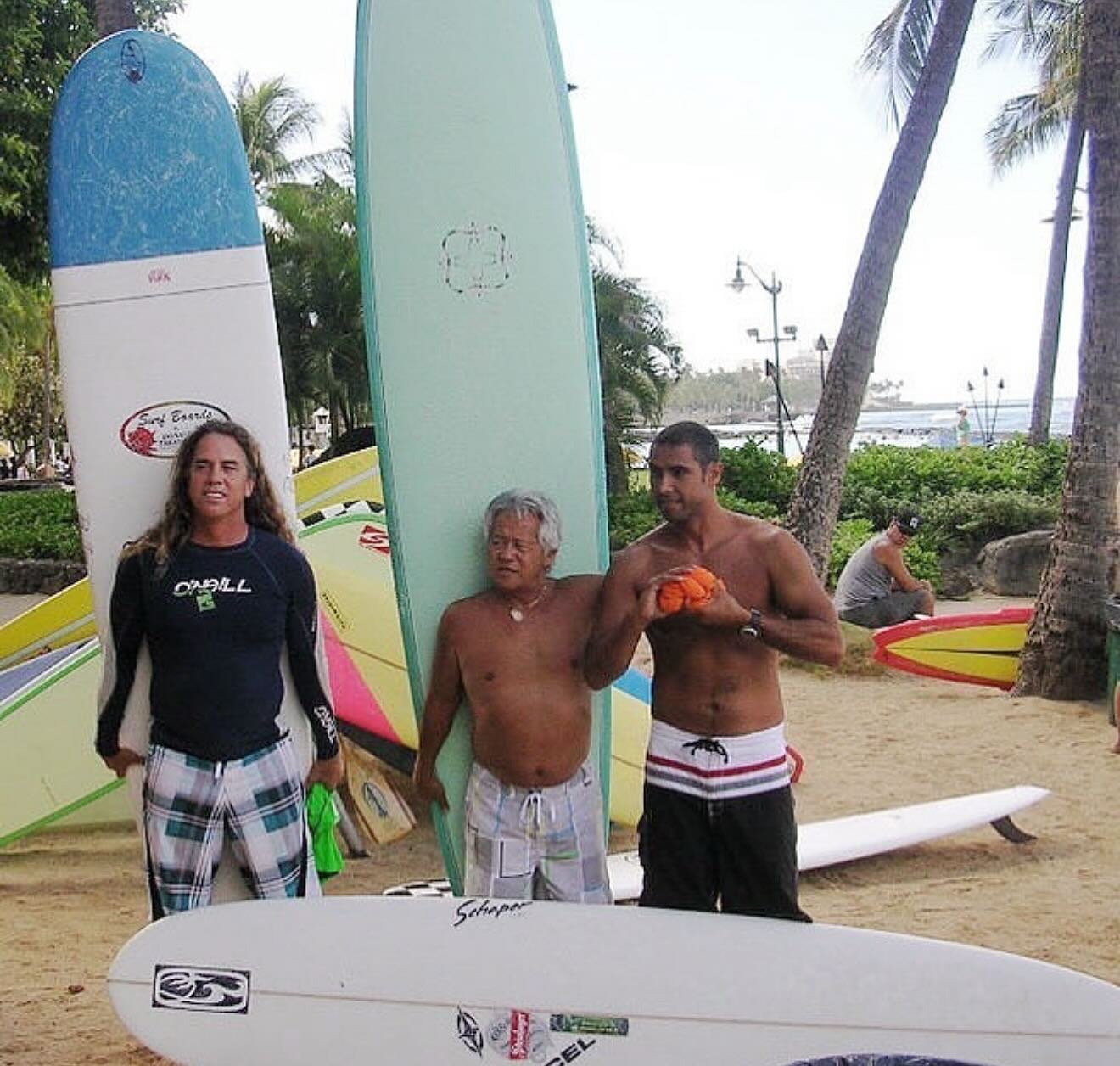 Now that&rsquo;s a Winners Circle right there🏆
Donald with Hawaiian World Champs Dino Miranda (@dinomiranda1997 )and Bonga Perkins (@bongaperkins)
Pic creds: @hiislandjphotos
#surflegends #surfsomething #legendsneverdie #surfhistory 
#donaldtakayama