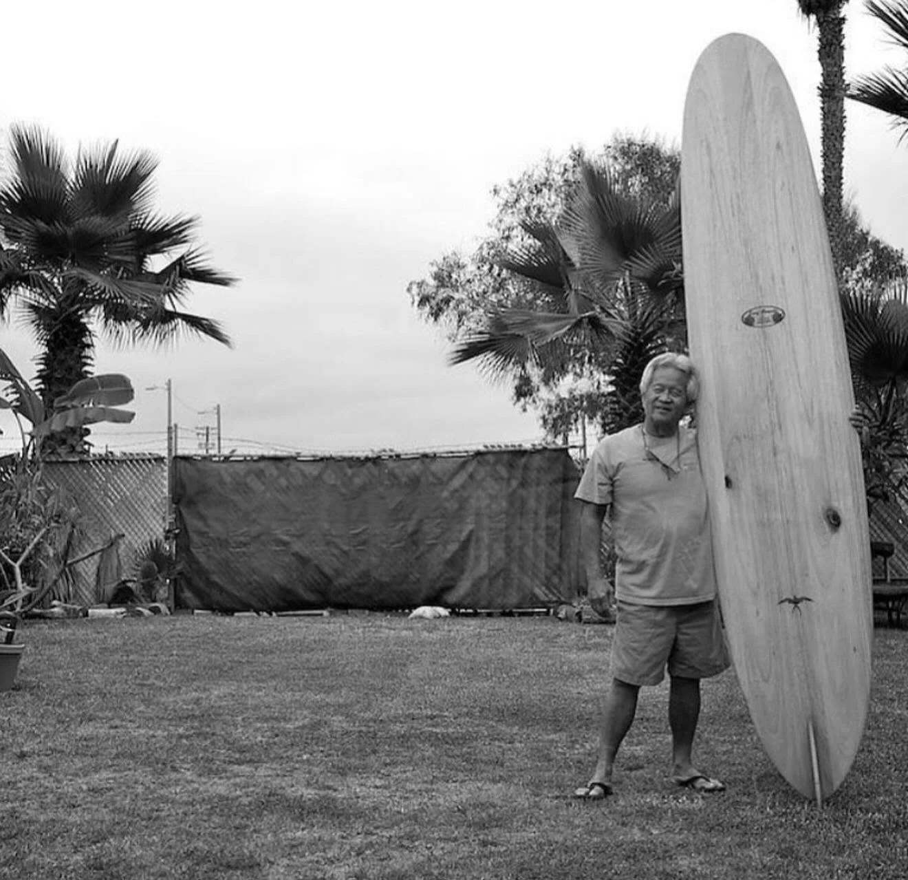 WOW, we all miss Donald. Some people just hold a board, others shape a lifetime. What do you see when you look at this?
PC: @glennsakamoto @liquidsalt 
#donaldtakayama #donaldtakayamasurfboards #surflegends #surflife #surf