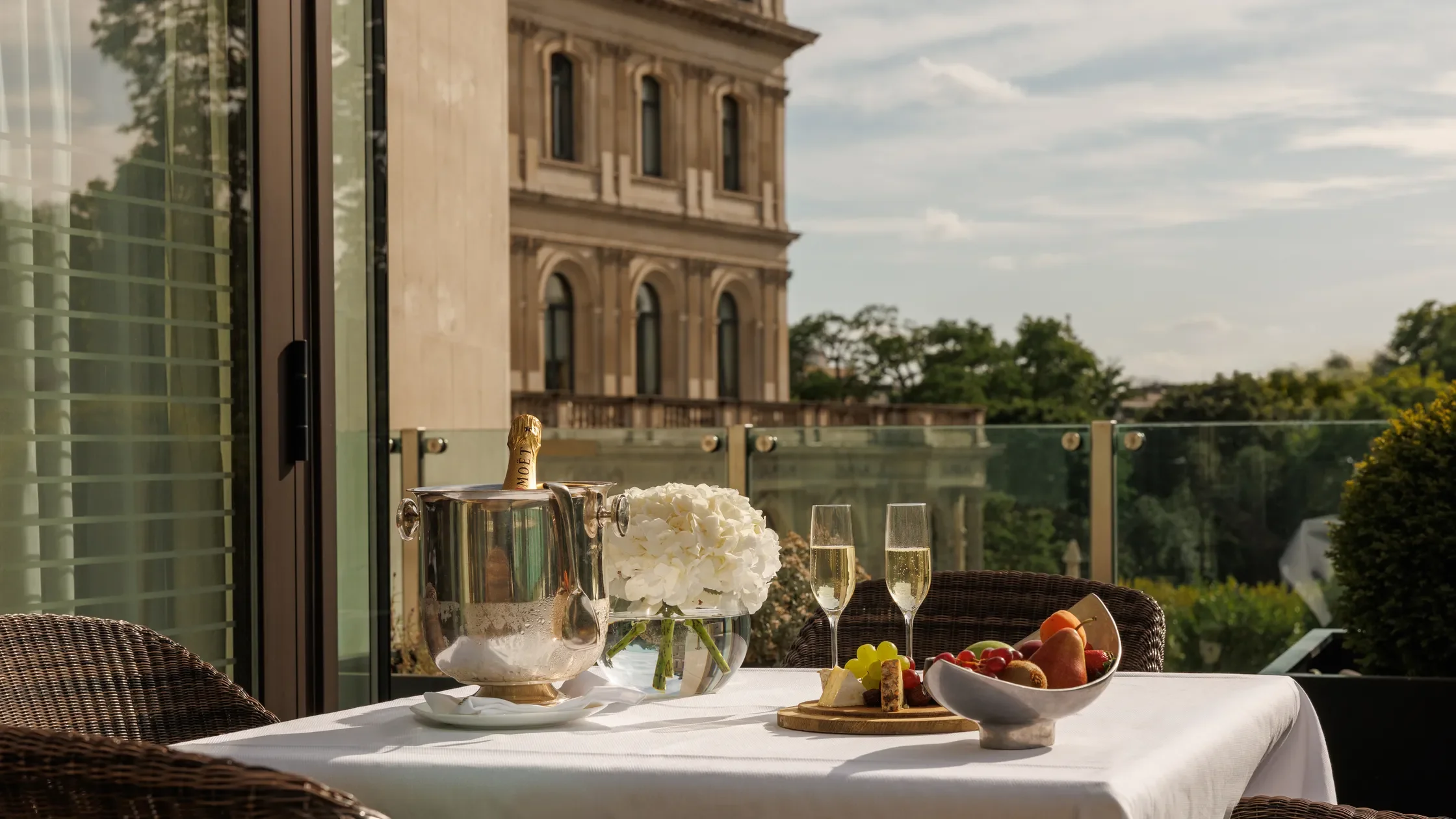 champagne-four-seasons-park-lane-richard-gaston-december2025-pr-global.webp