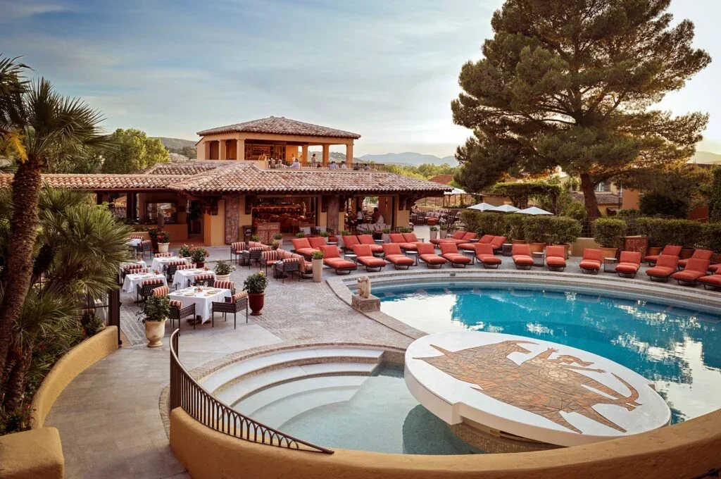 hotel-byblos-piscine-cotedazur-saint-tropez-french-riviera-1-1024x680.webp