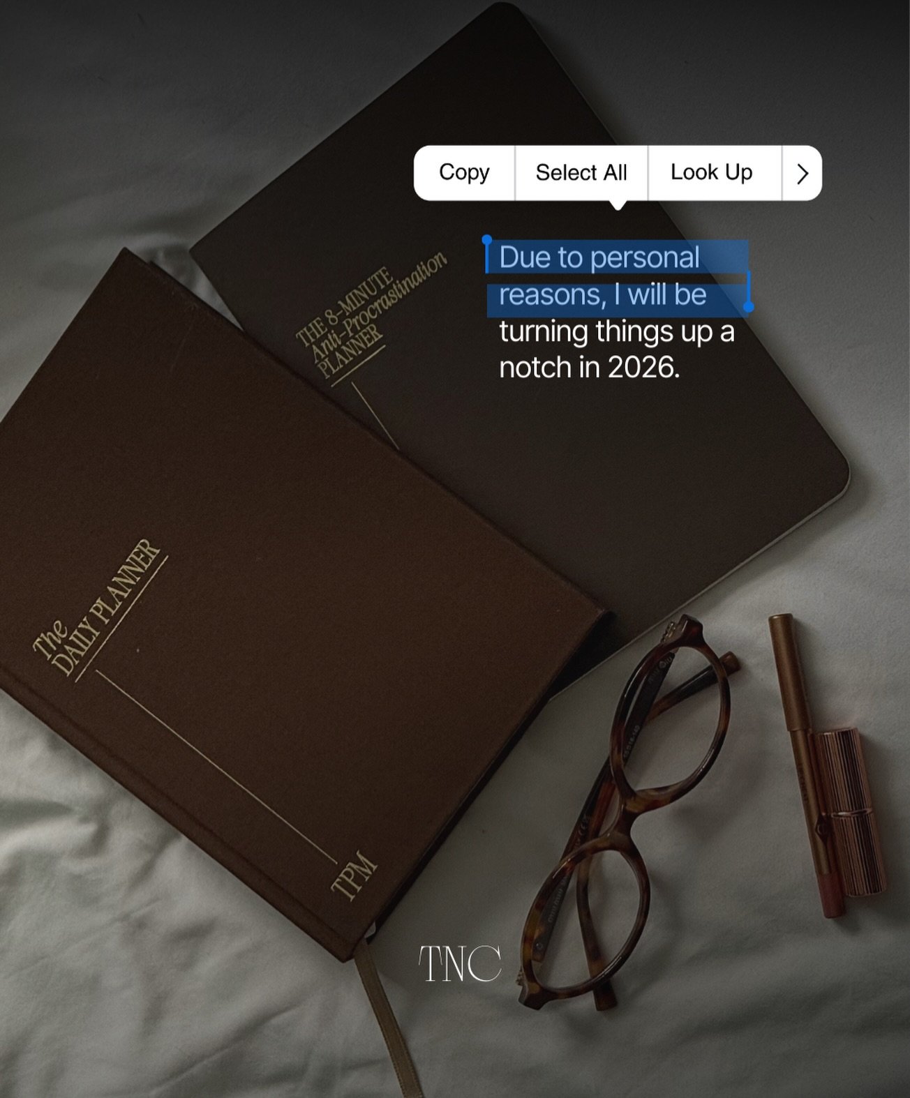 Long time, no see.&nbsp;

Wie die Briten zu sagen pflegen.

Oder so.

Ja, es war eine lange, laaange Zeit sehr still auf meinem Kanal. Aber wie viele von euch wissen, passiert manchmal so viel im Hintergrund, dass man nicht die Zeit f&uuml;r manche D