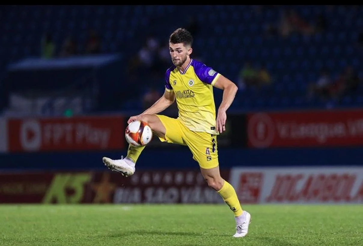 gelandang-bertahan-hanoi-fc-james-brandon-wilson-resmi-berse-s1al.jpg