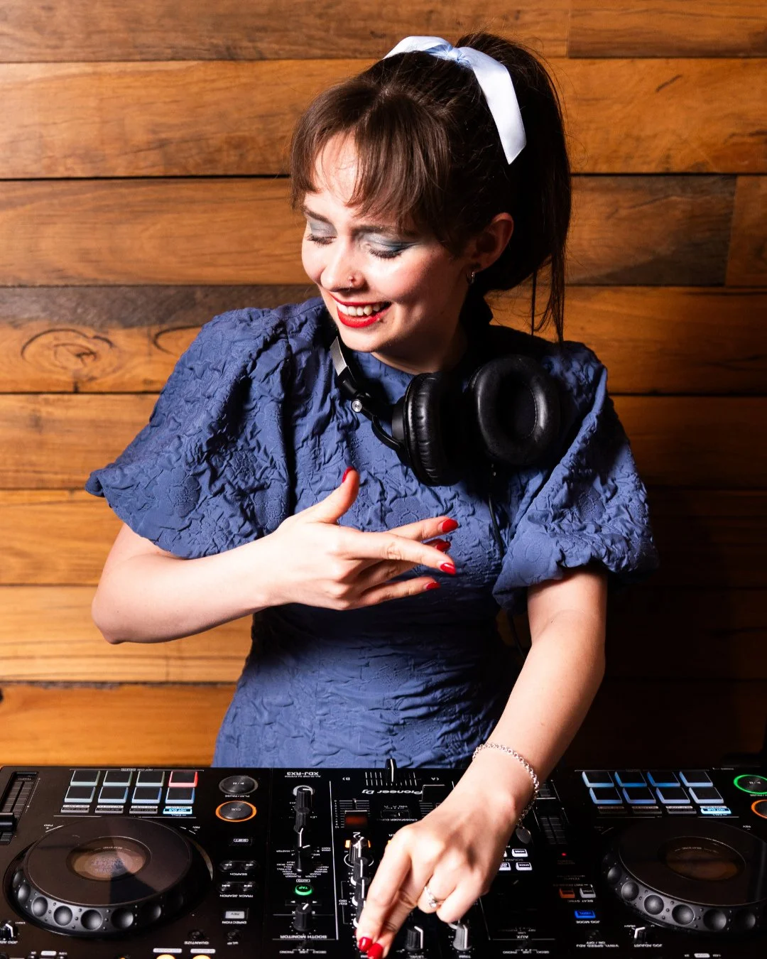 I'm so lucky to do what I do. 💙⁠
⁠
.⁠
.⁠
.⁠
.⁠
.⁠
.⁠
.⁠
⁠
(Photo taken by @alexander_vandeloo at @opblue_ Fundraising Gala @goldingwines ⭐️)⁠
⁠
.⁠
⁠
#adelaideweddingdj #weddingmc #adelaidemusic