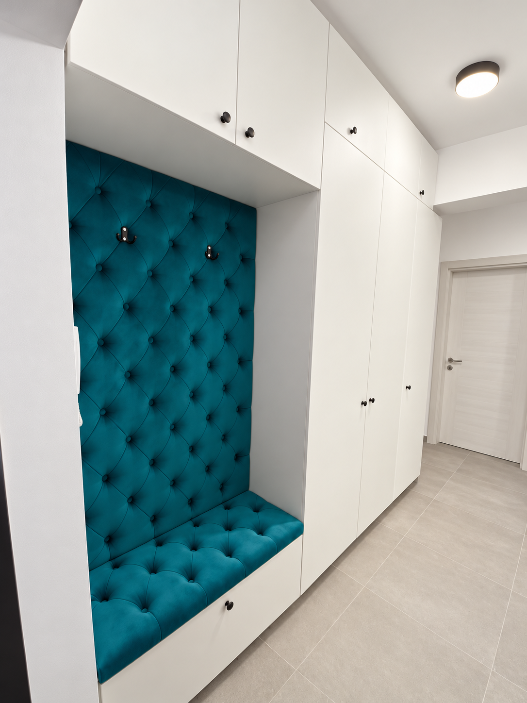 Mobilier de hol cu fronturi plane și tapițerie turcoaz
