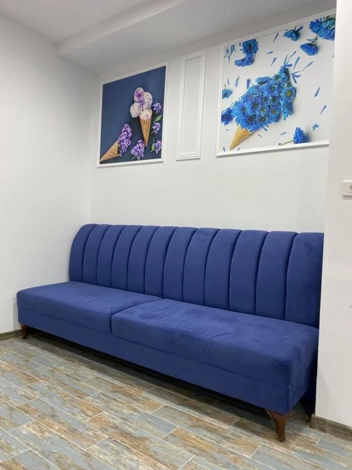 Canapea albastră — unghi lateral