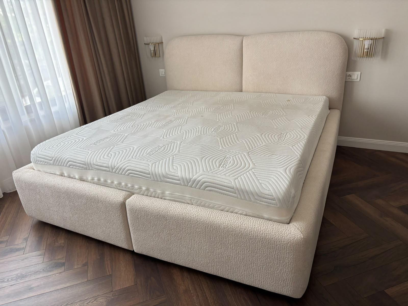 Pat crem bouclé — vedere dinspre fereastră