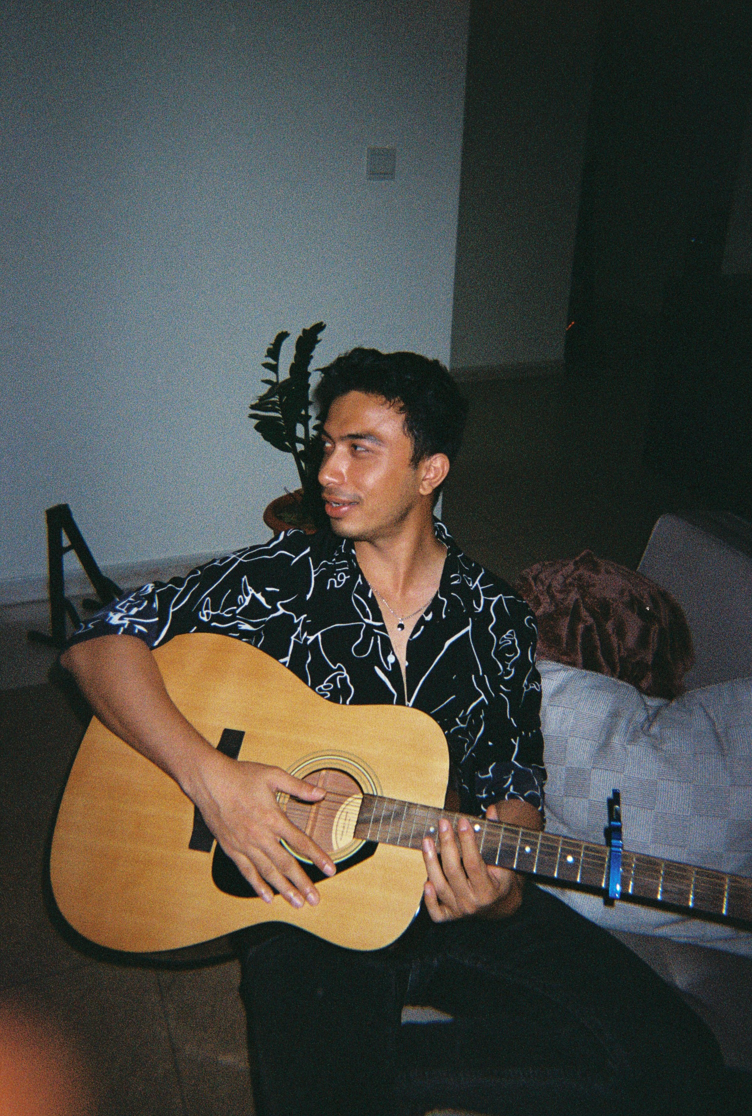Fareezy on the strings. Dubai, 2023. Disposable Camera.