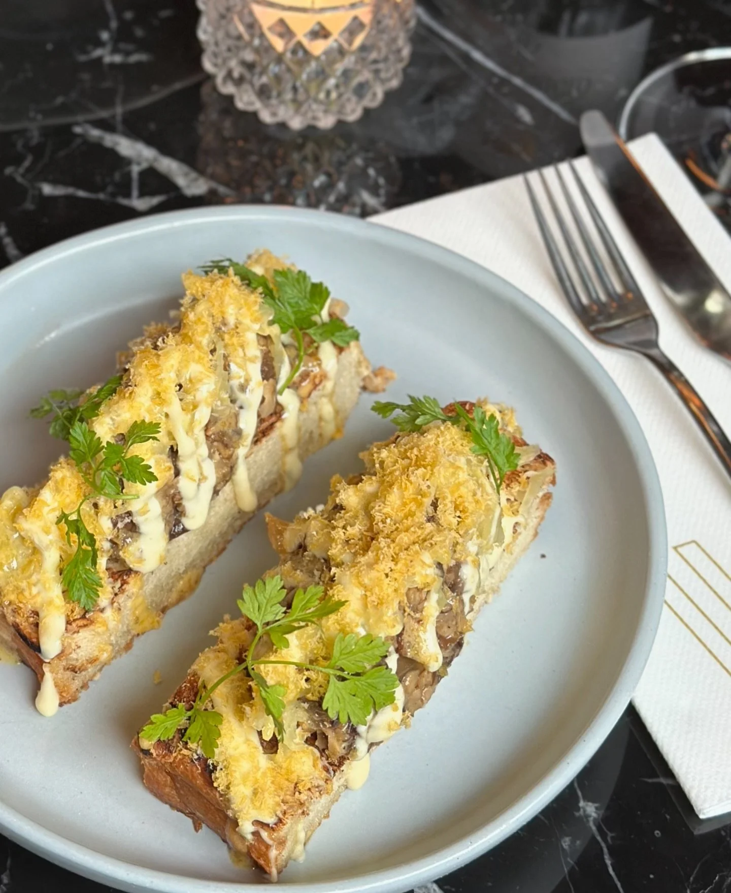 Glorious brioche ✨

Met bospaddenstoelen, XO, gepekeld ei &amp; Sezchuan