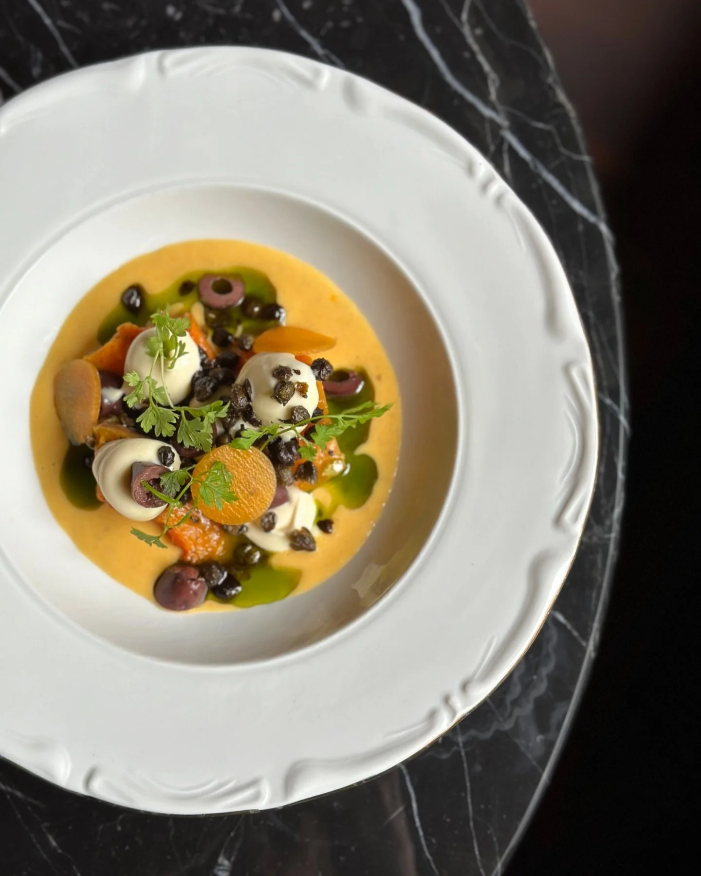 Pompoen met Gorgonzola, salie, kappertjes &amp; Kalamata olijven.