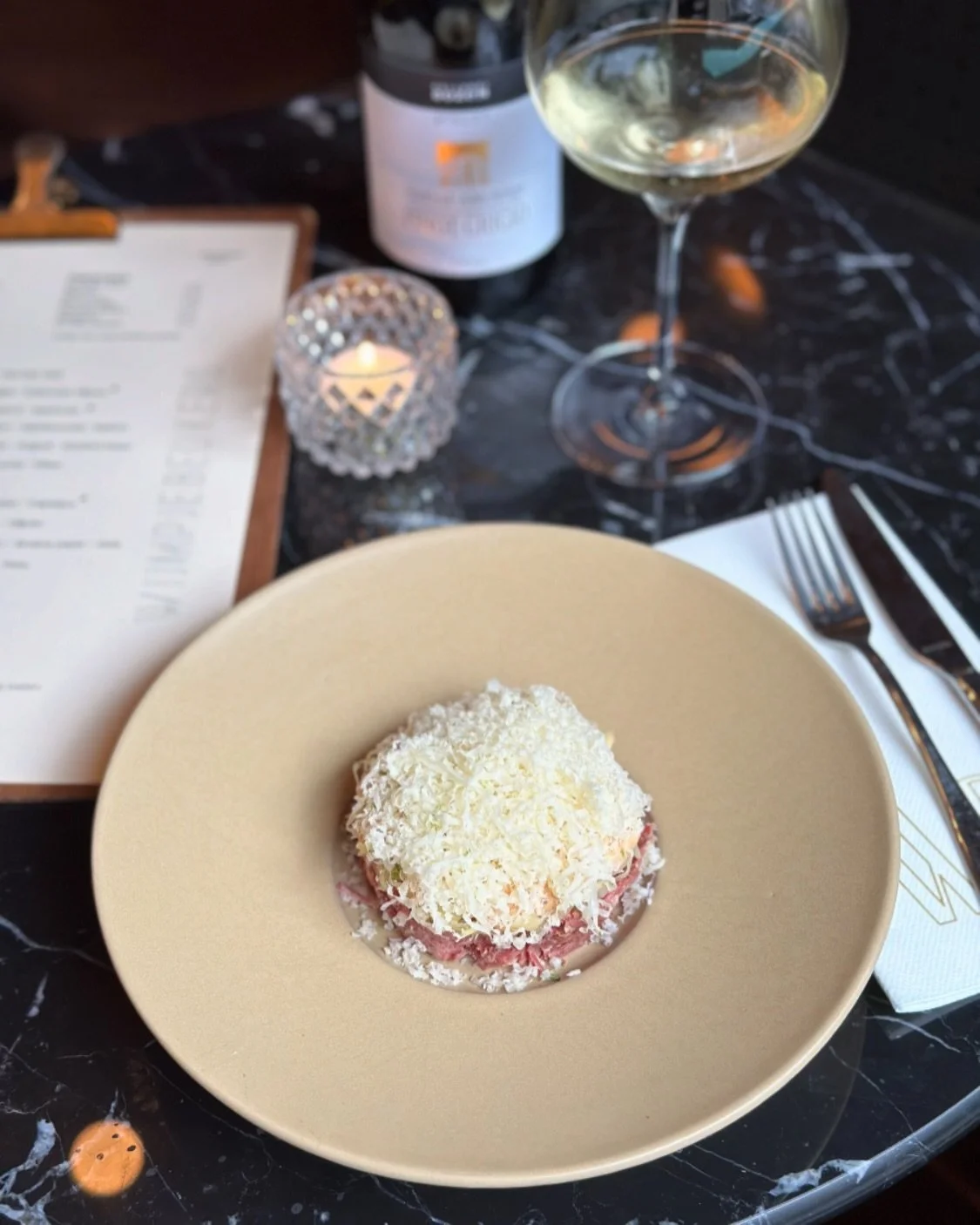 Hi Reuben 👋 

Pastrami met zuurkool, Gruy&egrave;re, appelkapper, augurk &amp; Mosterd Mayo