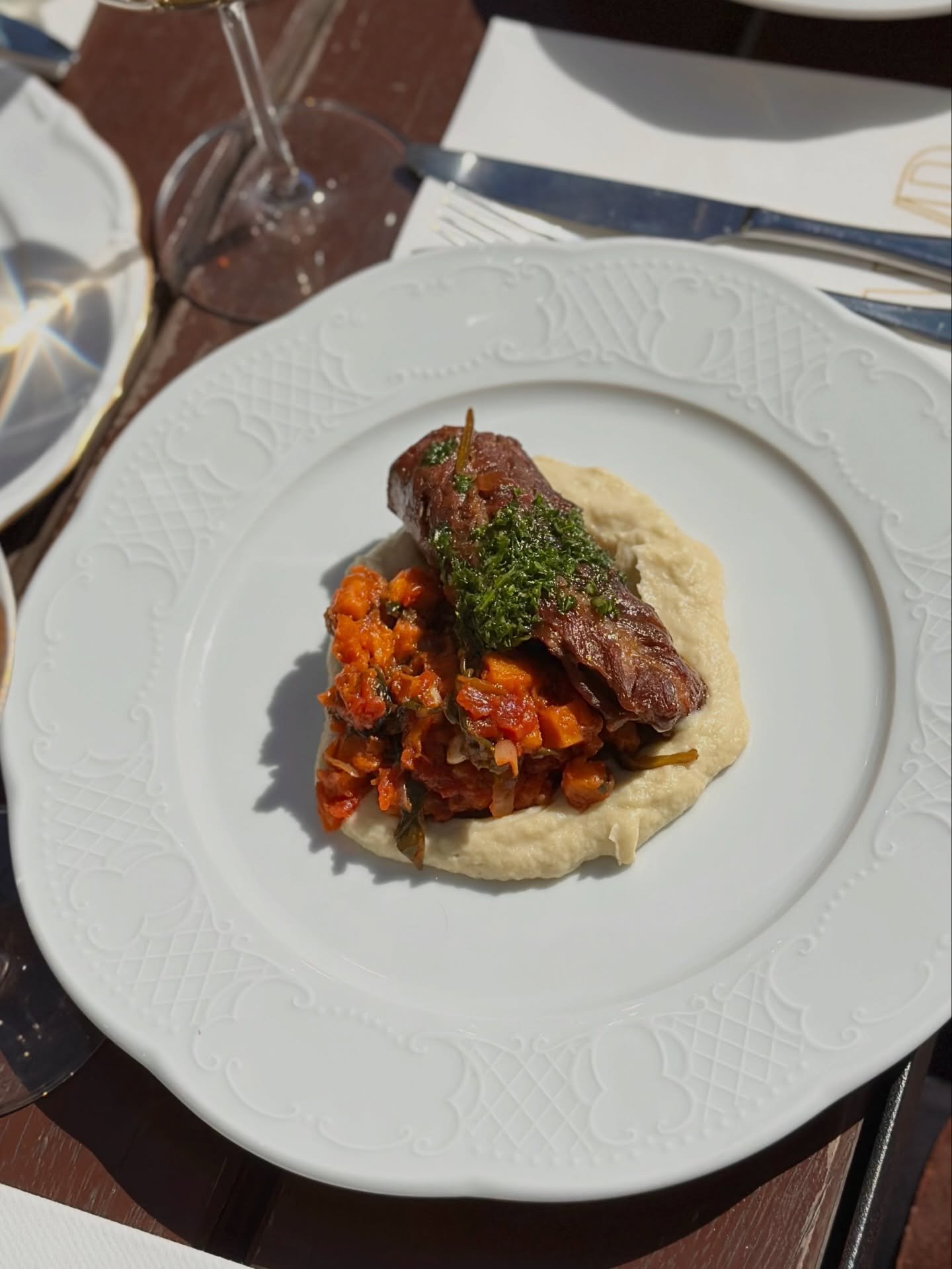 Voor wie nog even in oranje wil blijven hangen&hellip; 🧡

Lamsnek met Knolselderij, Salsa Verde, Zoete Aardappel &amp; Bordelaise