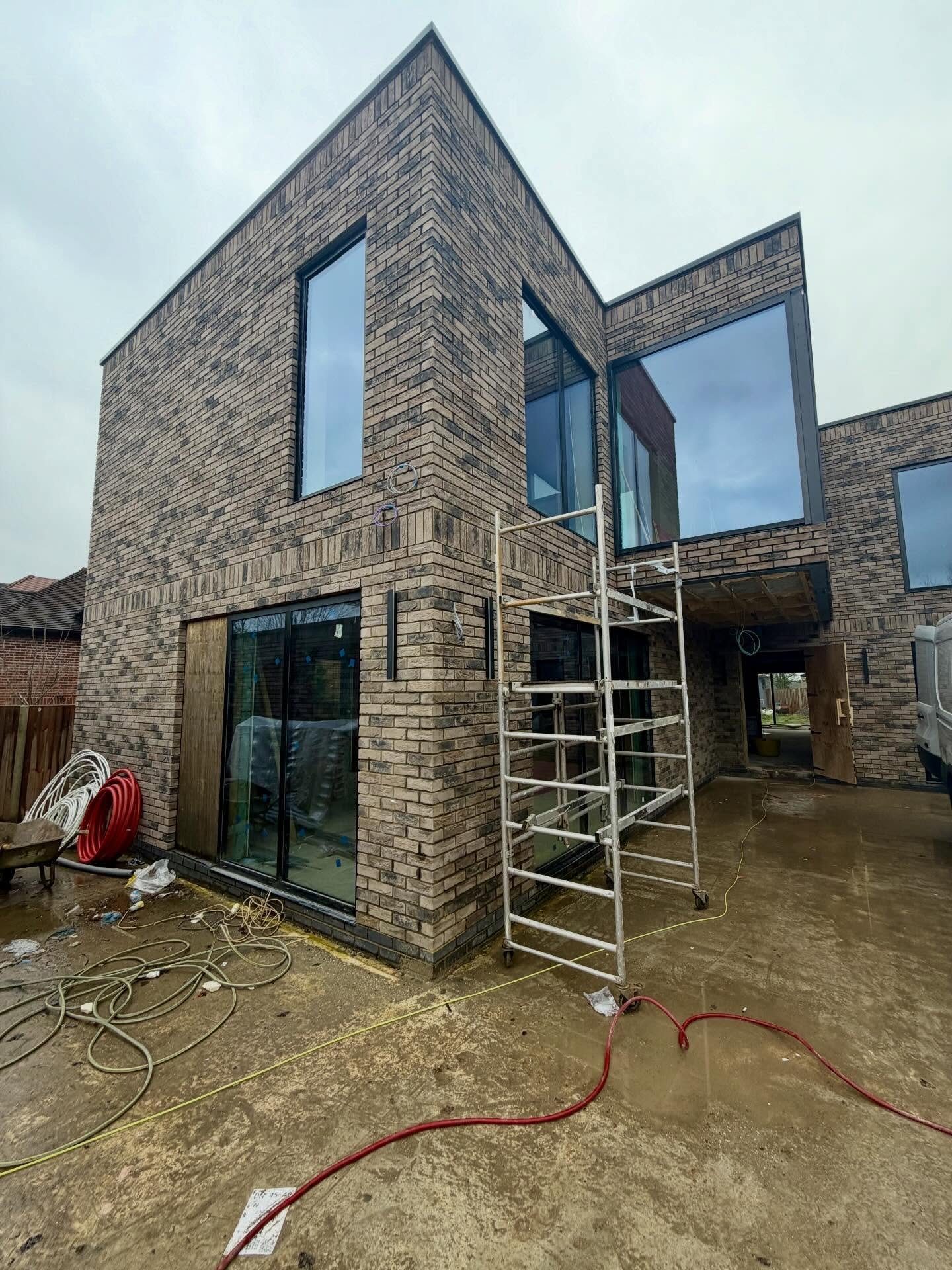 Site is progressing beautifully on our new luxury home in Hadley Wood
Scaffold is down, windows are in, and the vision is really starting to show.
Excited to see this project come to life internally over the coming months 🏡