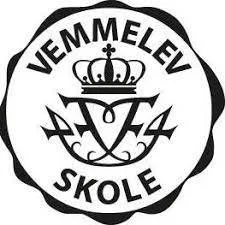 Logo for Vemmelen Skole med en krone, lakrust, og skole navn.