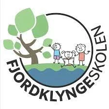 Logo for Fjordklyngeskolen med et træ, to børn og en sø, omgivet af teksten 'Fjordklyngeskolen'.