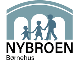Logo for Nybroen Børnehus med tre børn, der holder i hænder under en bro