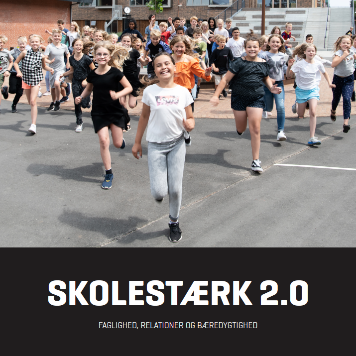 Glad gruppe børn, der løber på skolegården, som en del af et skolearrangement
