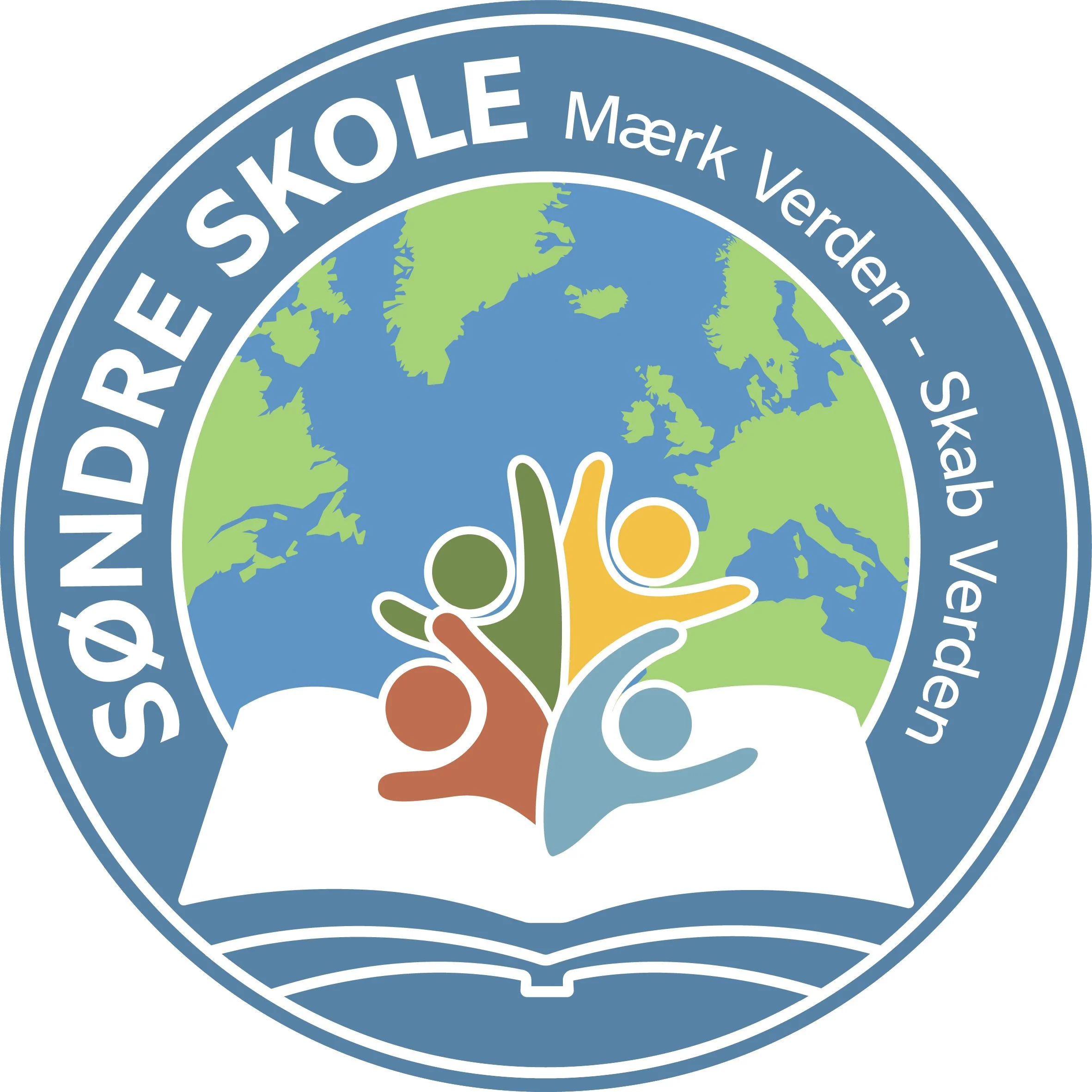 Et badge for Skole Ø, der viser en åben bog med en jordklode i baggrunden. På bogens sider er der fem farvede figurer, der repræsenterer forskellige mennesker, der holder hinanden i hænderne. Tekst omkring badge: 'Skole Ø Mærk Værdien - Skab Værd', med blå baggrund og grønne kontinenter på jordkloden.