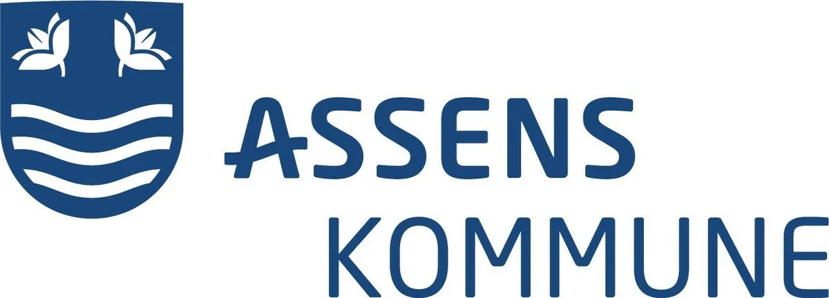 Kommunes logo for Assens Kommune, med et symbol bestående af et skjold med blomster og bølger.